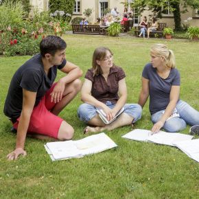 Auszubildende beim gemeinsamen Lernen